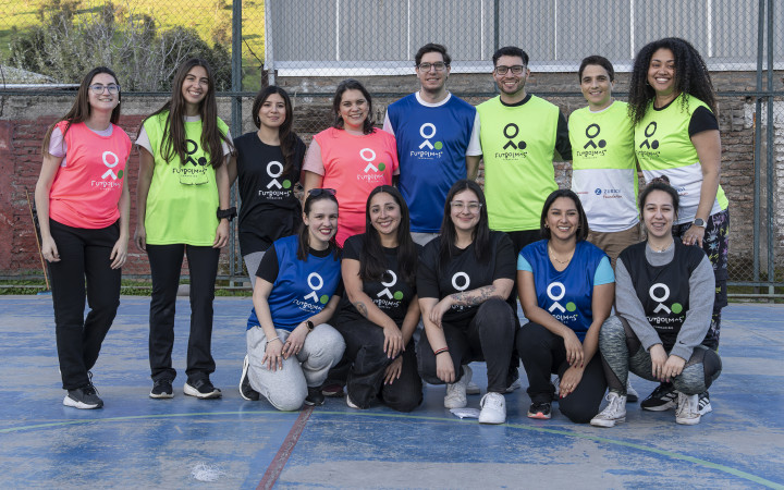 Grupo de colaboradores en la jornada de Olimpiadas a la Cancha