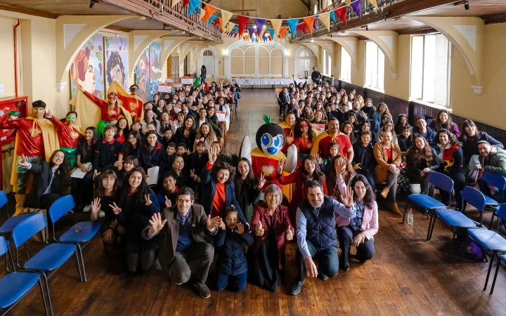 más de 100 participantes en la celebración del hito de entrega Cuando Asisto, Aprendo en el teatro del Colegio Lorenzo Sazié