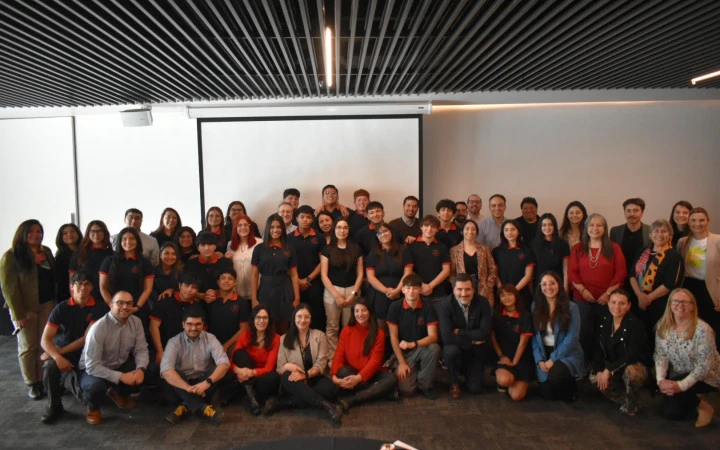 Grupo compuesto de estudiantes, profesores del colegio Lorenzo Sazie, referentes de Fundación Belén Educa y colaboradores de Zurich Santander.