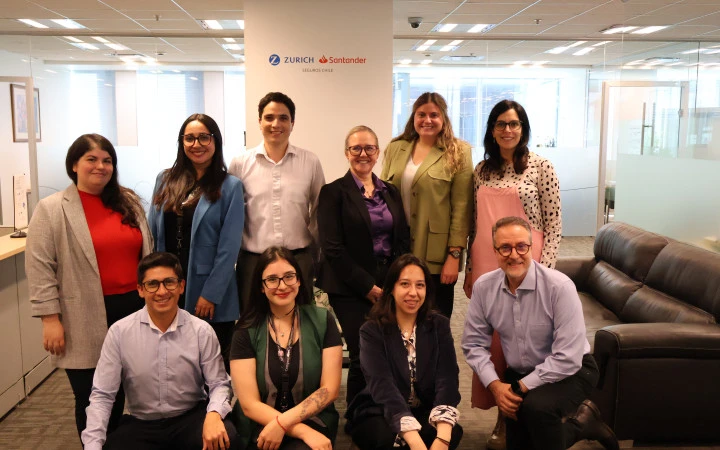 Grupo de 10 colaboradores de Zurich Santander que trabajaron en el reporte de Memoria Integrada