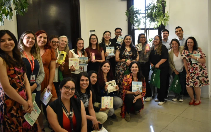 Grupo de colaboradores de Zurich Santander con sus premios por la partición en la intervención hábitos ZSostenibles