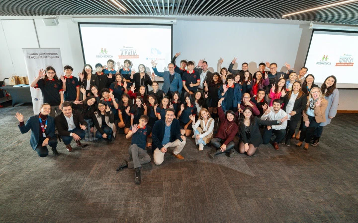 Fotografía de un grupo de personas que incluye colaboradores de Zurich Santander y estudiantes del colegio Lorenzo Sazié, en el marco de la ceremonia de inicio del Programa de Tutorías, junto a la Fundación Belén Educa