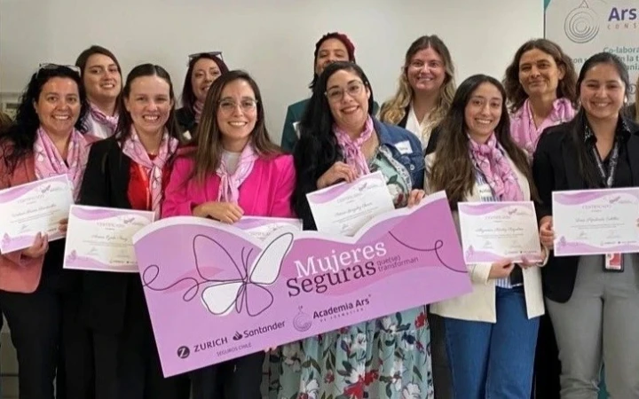 Grupo de once colaboradoras de Zurich Santander con sus diplomas por la realización del programa, que además están sosteniendo un cartel de Mujeres Seguras, que (se) transforman.