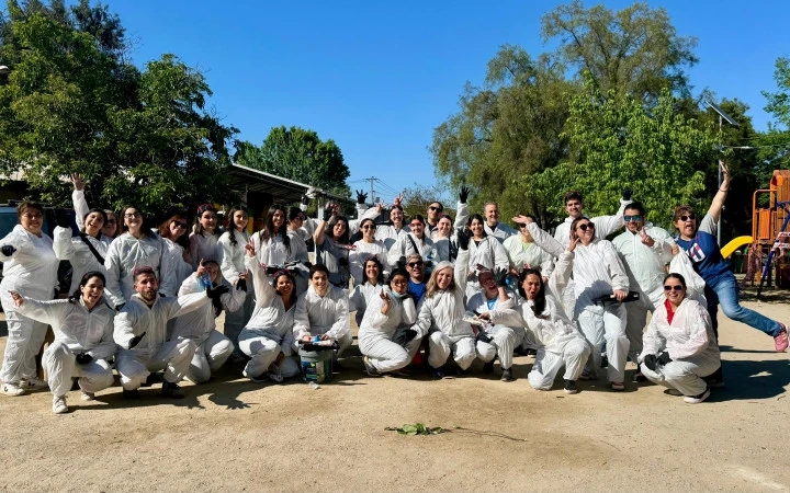 grupo de colaboradores son sus overoles blancos para pintar las casas de la fundación Koinomadelfia.