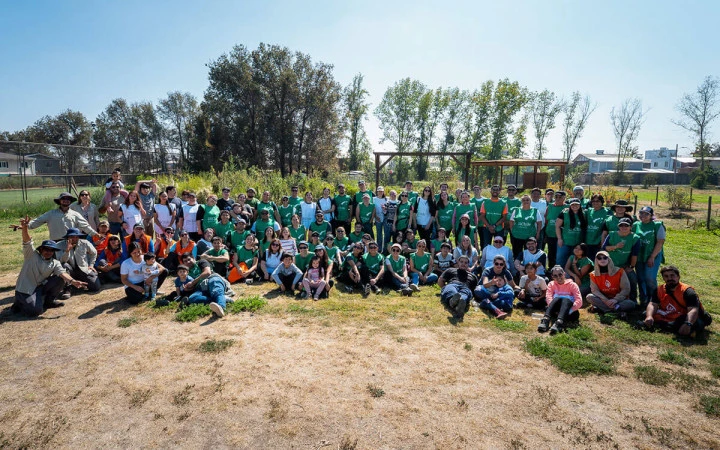 Voluntariado corporativo de Zurich Santander: más de 100 personas reunidas en el lugar de la actividad de reforestación.