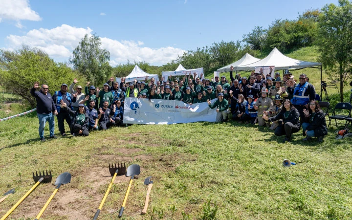 Grupo de voluntarios de Comunidades +ZSeguras reunidos en Melipilla durante una jornada de prevención de incendios y fortalecimiento comunitario.