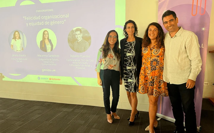 Participantes del conversatorio organizado por Paola Bergozza, Gerenta de Personas y Comunicaciones de Zurich Santander: los oradores Roberto Puentes (CEO de Club de la Felicidad y Cofundador de Belab y Poppulus) y Macarena Santelices (Subgerenta de Talento, Desarrollo y Comunicaciones Zurich Santander), junto a Jimena Zapata (CEO y Fundadora Genias) como moderadora.