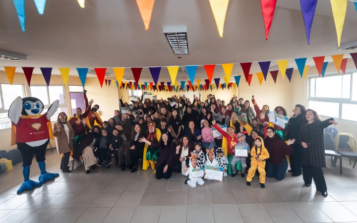Grupo de personas en la ceremonia de cuando asisto aprendo 2026, incluidos niños, profesores, súper Asistencia y Zander.