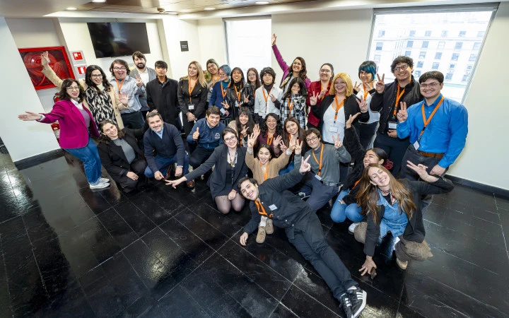 Grupo de personas que son colaboradores de Zurich Santander y Jóvenes de la Fundación Forge para el evento Forge en Casa