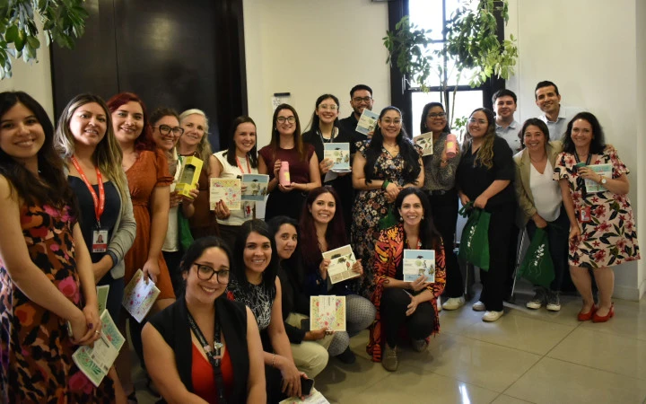 Grupo de colaboradores de Zurich Santander con sus premios por la partición en la intervención hábitos ZSostenibles