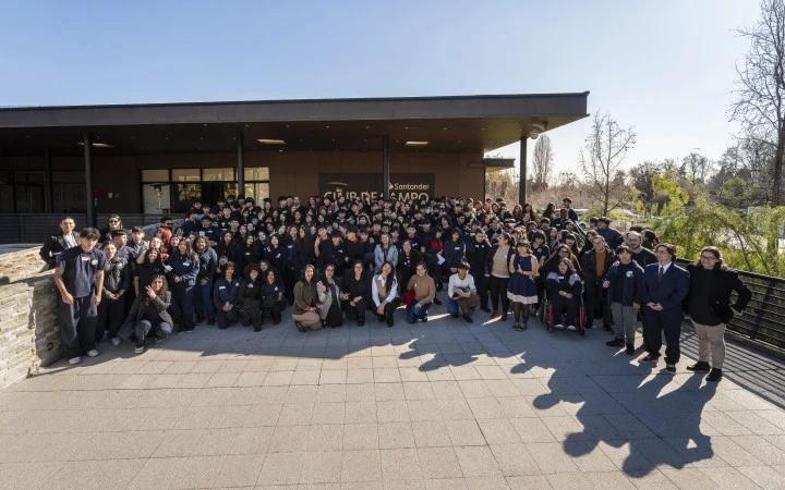 Grupo de estudiantes de segundo medio de los colegios Bicentenario San Francisco de Asís, Bicentenario Cardenal Juan Francisco Fresno y Lorenzo Sazié.