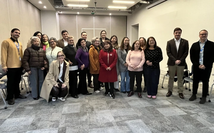 Grupo de personas participantes del Taller Pro-bono 2026, que contempla mujeres del programa minga, colaboradores de Zurich Santander y abogados de DLA Piper.